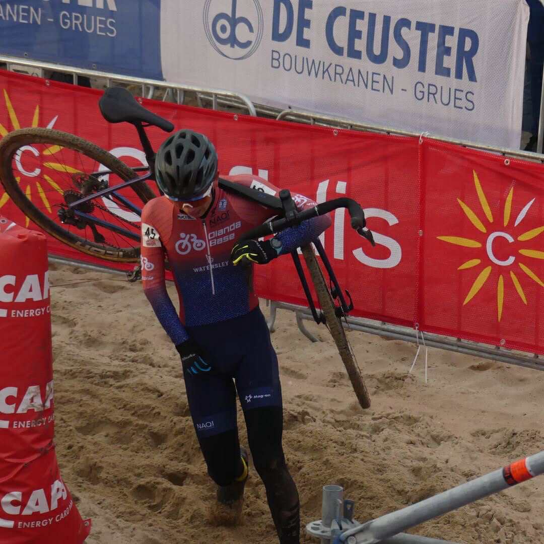 レースで奮闘する梶選手