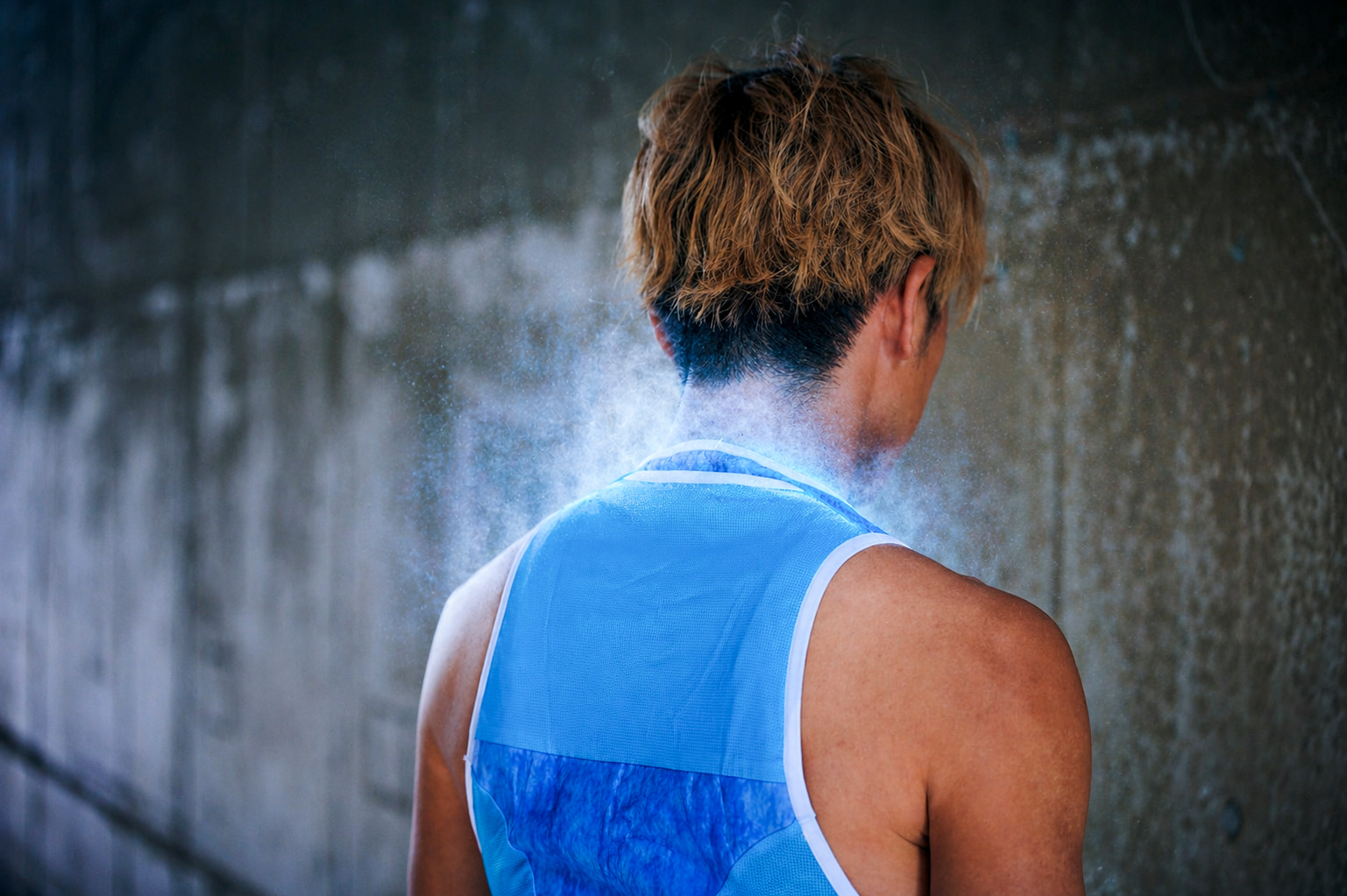 INTERCOOLER VEST II 首元中央のICE POCKETに氷を投入する寄り画像