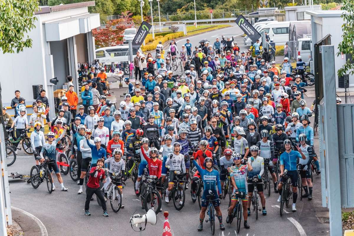 大勢のサイクリストが集まったライドイベントの集合写真
