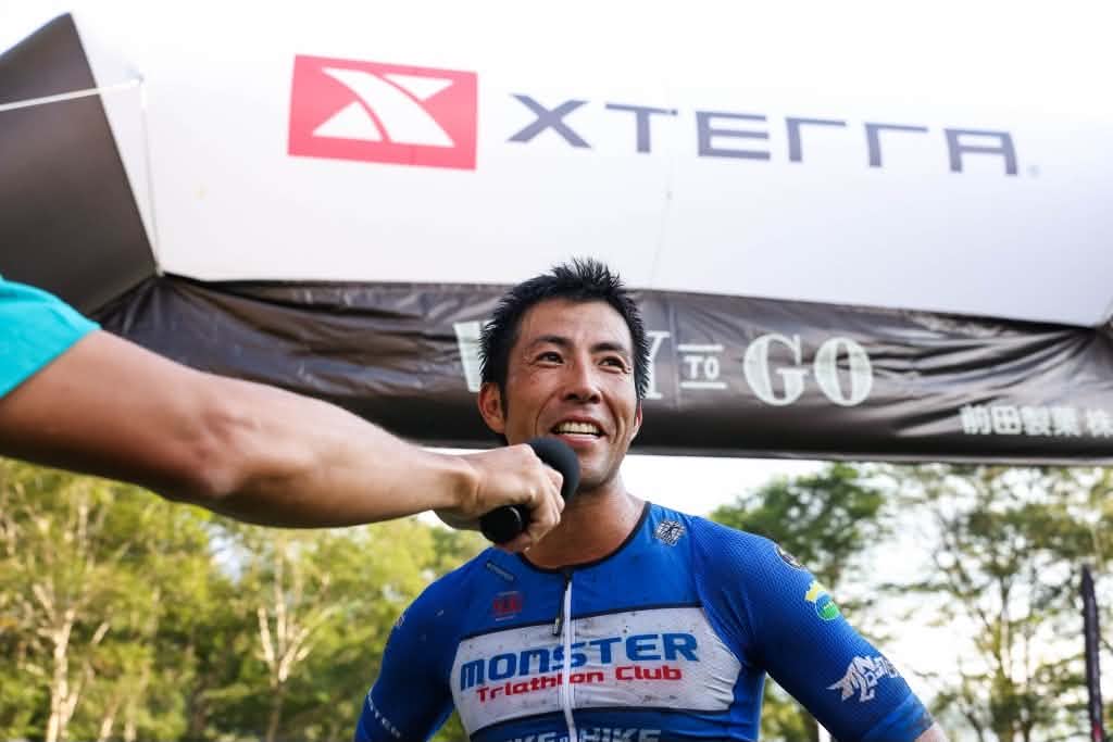 XTERRAの会場でマイクを持って話す篠崎友さん